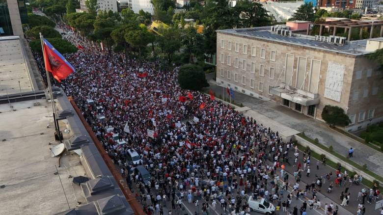 Η Κομισιόν προειδοποιεί τα Τίρανα για το έργο Κούσνερ: «Ενδέχεται να επηρεάσει την ενταξιακή πορεία»