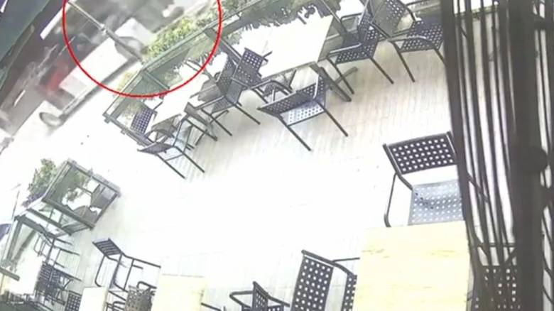 Θεσσαλονίκη: Χειρουργείο για την 24χρονη που παρασύρθηκε από το λεωφορείο - Η στιγμή του τροχαίου