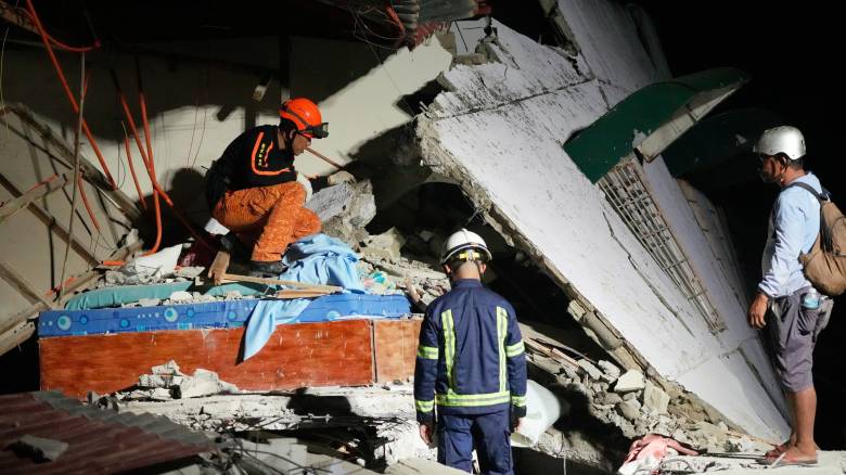 Σεισμός 7,8 Ρίχτερ στις Φιλιππίνες: «Ο ισχυρότερος που έχουμε βιώσει» - Τουλάχιστον 8 νεκροί