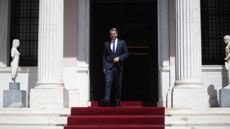 Το παρασκήνιο του «μίνι» ανασχηματισμού, οι αντιδράσεις και ο γαλάζιος «πάγκος» 