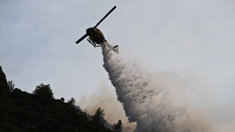 Σε ύφεση η φωτιά στο Λουτράκι – Συνελήφθη 70χρονος Γάλλος που εκτελούσε εργασίες