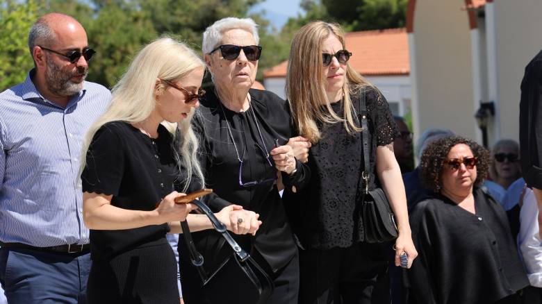 Γιώργος Σουφλιάς: Βαθιά συγκίνηση στο τελευταίο αντίο - Παρών ο Μητσοτάκης, πλήθος πολιτικού κόσμου