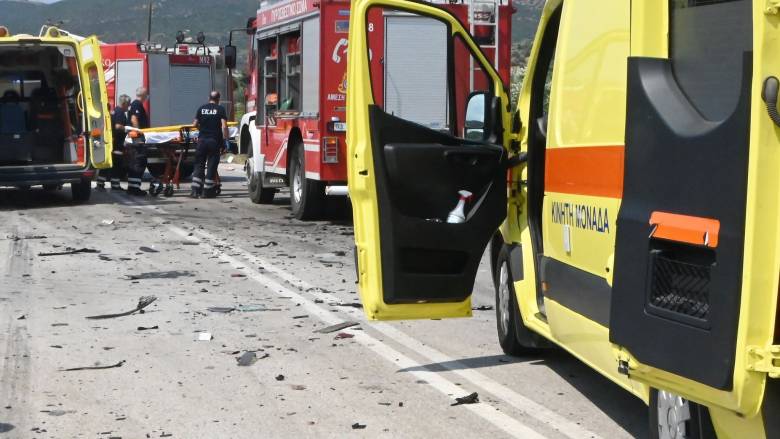 Νταλίκα συγκρούστηκε με ΙΧ μετά τα διόδια Μαλγάρων - Μία γυναίκα νεκρή