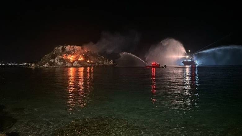 Φωτιά σε βραχονησίδα έξω από τον Πειραιά: Την άναψαν βεγγαλικά, την πρόλαβε θερμικό drone