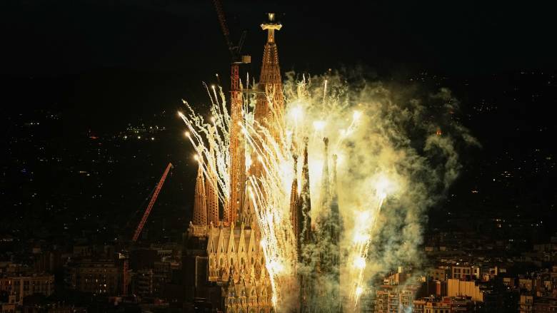 Φαντασμαγορική η τελετή στη Σαγράδα Φαμίλια παρουσία του Πάπα - Οι συμβολισμοί και τα μηνύματα