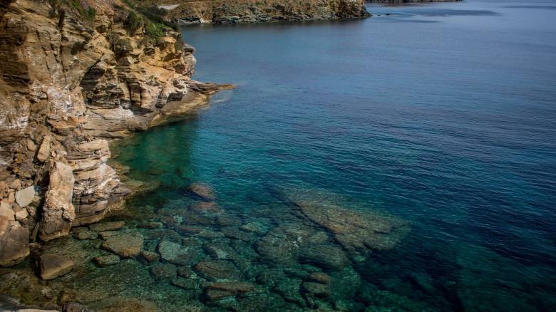 Τουρίστας έπεσε από κορυφή βράχου για μια selfie στη Λευκάδα - Γλίτωσε με τραύματα στο πρόσωπο