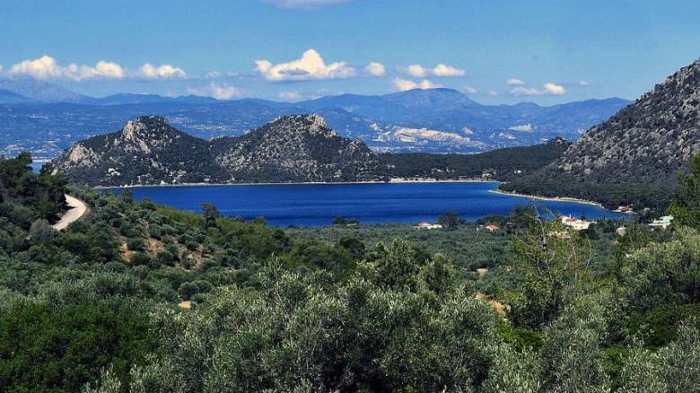 Λουτράκι: Φυσικές ομορφιές, παραλίες και γαστρονομία σε έναν ολοκληρωμένο καλοκαιρινό προορισμό