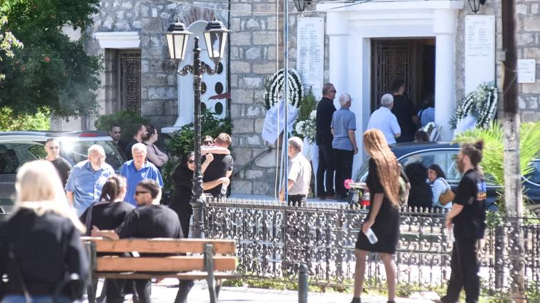 Αίγιο: Το τελευταίο αντίο σε μητέρα και γιο που δολοφονήθηκαν στο σπίτι τους