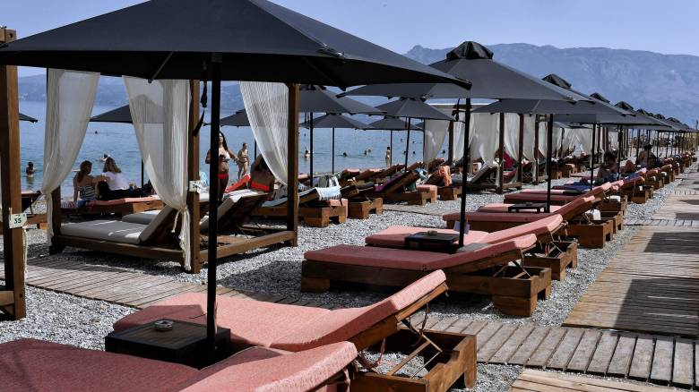 Κατάληψη παραλίας στην Ανάβυσσο με 400 ξαπλώστρες είχε κάνει 72χρονος που συνελήφθη