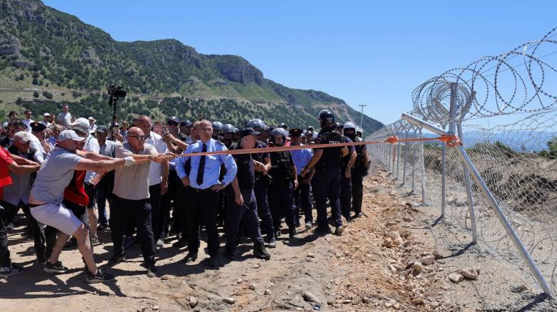 Αλβανία: Διαδηλωτές γκρεμίζουν φράχτες εργοταξίων - Αντιδρούν στο τουριστικό σχέδιο Κούσνερ