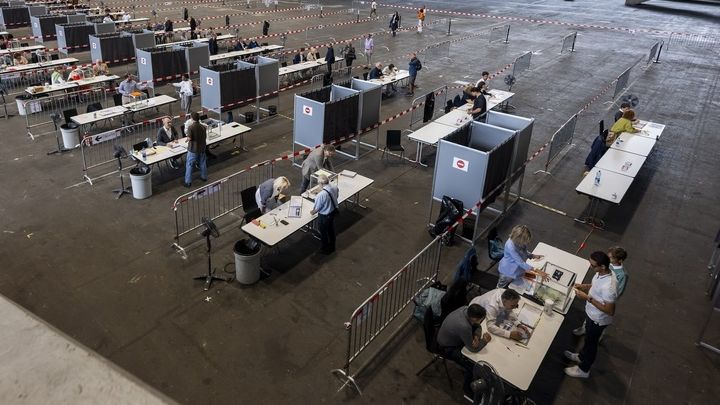 Δημοψήφισμα στην Ελβετία: Σήμερα αποφασίζουν εάν θα επιβληθεί όριο στον πληθυσμό της χώρας