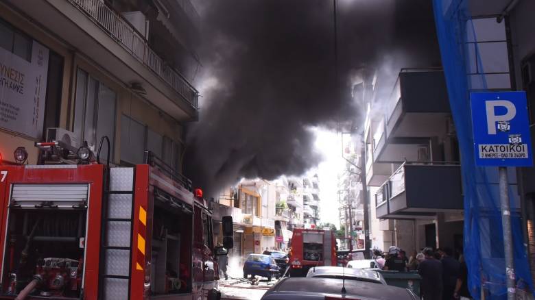 Στο νοσοκομείο ένας εργαζόμενος του συνεργείου όπου ξέσπασε η φωτιά στη Θεσσαλονίκη