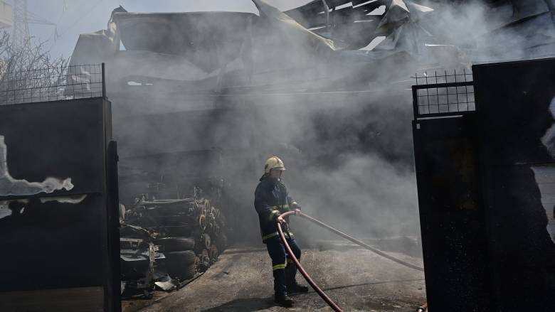 Μενίδι: Στάχτη και αποκαΐδια η αποθήκη του καταστήματος μετά τη φωτιά - Δείτε φωτογραφίες και βίντεο
