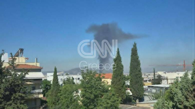 Φωτιά στο Μενίδι σε κατάστημα με ανταλλακτικά αυτοκινήτων - Πυκνοί μαύροι καπνοί, δείτε φωτογραφίες