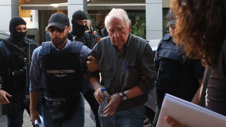 Στον εισαγγελέα Εφετών Πειραιά ο Αλέξανδρος Γιωτόπουλος - Η στιγμή που φεύγει με χειροπέδες από ΓΑΔΑ
