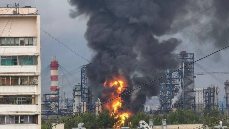 Οι ουκρανικές δυνάμεις έπληξαν διυλιστήριο πετρελαίου στη Μόσχα, ανακοίνωσε ο πρόεδρος Ζελένσκι