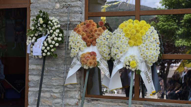 Δράμα: Κλίμα οδύνης στην κηδεία της 45χρονης - Καλυμμένο με την ελληνική σημαία το φέρετρο