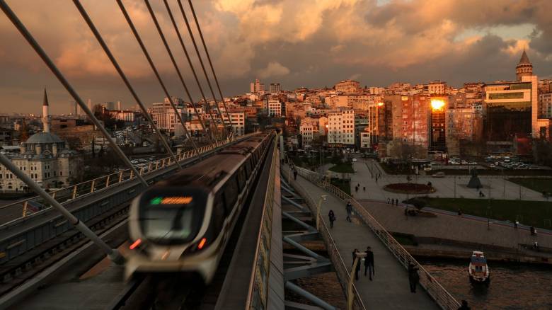 Εκτροχιάστηκε συρμός Μετρό στην Κωνσταντινούπολη με τρεις τραυματίες - Μεσω της σήραγγας η εκκένωση