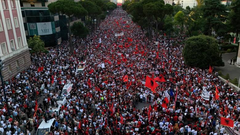 Πλήθος κόσμου διαδήλωσε στα Τίρανα κατά  της επένδυσης του γαμπρού του Τραμπ - Ανυποχώρητος ο Ράμα
