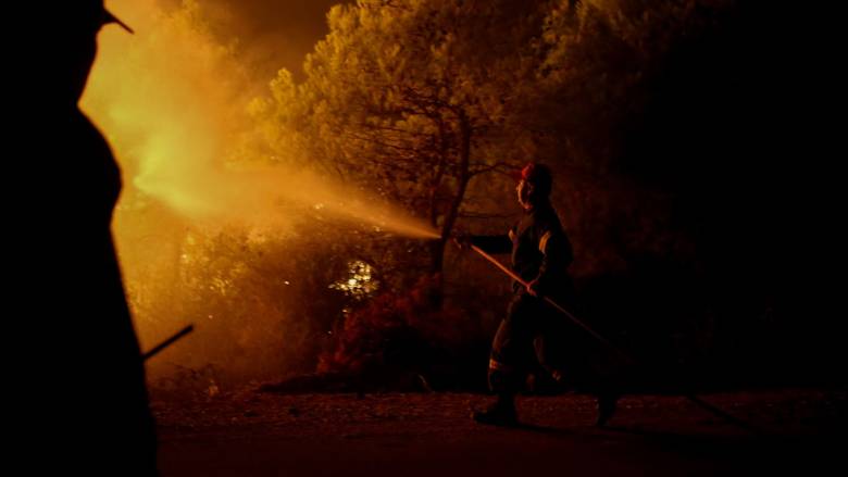 Συναγερμός για φωτιά στην Κερατέα: Στη μάχη με τις φλόγες 61 πυροσβέστες