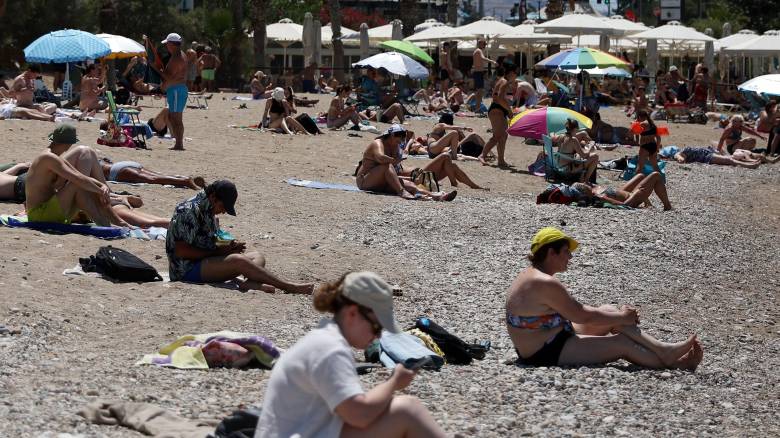 Καιρός: Γιατί ο καύσωνας της Ευρώπης δεν φτάνει ακόμη στην Ελλάδα - «Αντίσταση από τα μελτέμια»