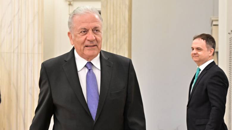 Ένταλμα σύλληψης για Αβραμόπουλο - Τι απαντά ο πρώην Επίτροπος