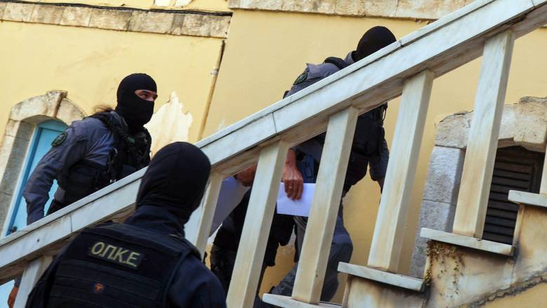 Χανιά: Ένταση και αποδοκιμασίες κατά την προσαγωγή του 44χρονου δολοφόνου της Σταυρούλας