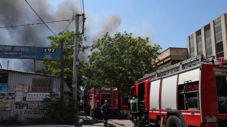 Φωτιά σε εργοστάσιο στο Αιγάλεω: Κατέρρευσε τμήμα της οροφής την ώρα της κατάσβεσης