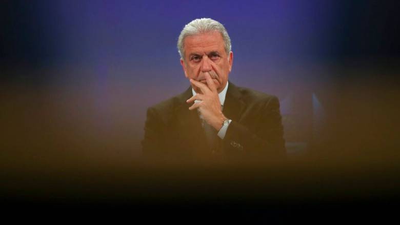 Αβραμόπουλος για ένταλμα: «Θα κινηθώ θεσμικά, πολιτικά και νομικά» - Γαλάζιος «πονοκέφαλος»