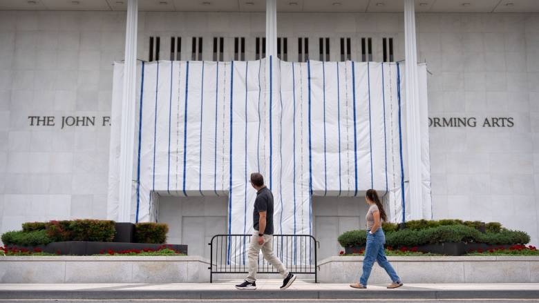 ΗΠΑ: Δικαστήριο ζητά εξηγήσεις για κάλυψη πρόσοψης στο Κέντρο Κένεντι