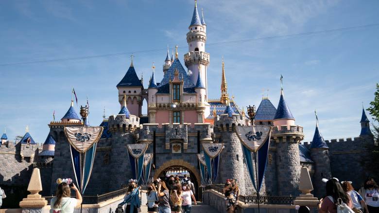 Disneyland: Η στιγμή που ανήλικος πέφτει από καταρράκτη ύψους 15 μέτρων σε διαδρομή του Splash Mount