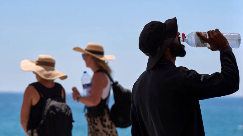 Καύσωνας διαρκείας «σαρώνει» την Ευρώπη:  Στο «κόκκινο» η Γαλλία - Κλειστά σχολεία στην Αγγλία