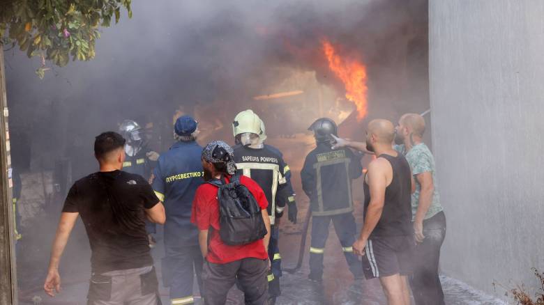 Καλύτερη η εικόνα της φωτιάς σε αποθήκη στο Ηράκλειο - Στη «μάχη» σχεδόν 100 πυροσβέστες