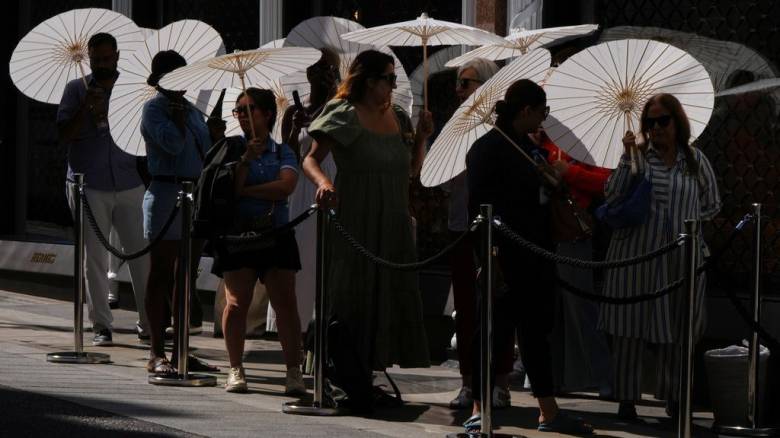 Νέο ρεκόρ θερμοκρασίας Ιουνίου στη Βρετανία: Κλειστά σχολεία, κλήσεις έκτακτης ανάγκης και απόγνωση