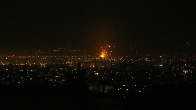 Πλήγματα των ΗΠΑ στα Στενά του Ορμούζ - Έκρηξη στην περιοχή Σιρίκ στο Ιράν