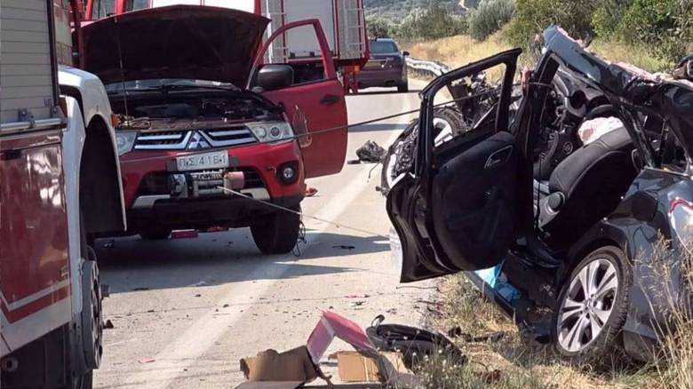 Σφοδρή σύγκρουση οχημάτων στη Χαλκίδα - Τέσσερις τραυματίες