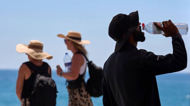 «Λιώνουν» Γαλλία, Βρετανία και Ελβετία από τον καύσωνα: Ιστορικές θερμοκρασίες και έκτακτα μέτρα