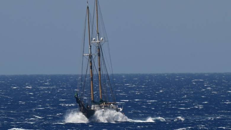 Ιστιοφόρο βυθίστηκε στα ανοιχτά της Νισύρου - Καρέ καρέ η διάσωση των δύο επιβατών