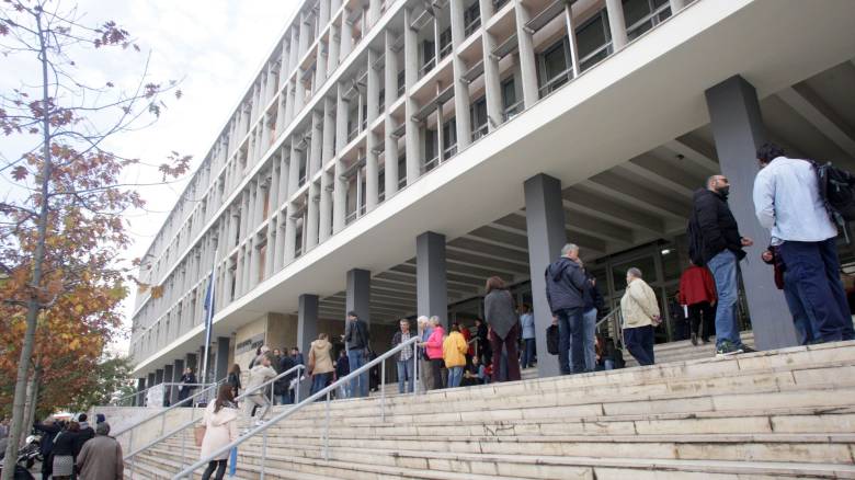Ελεύθεροι με όρους τρεις κατηγορούμενοι για ρευματοκλοπές στη Θεσσαλονίκη