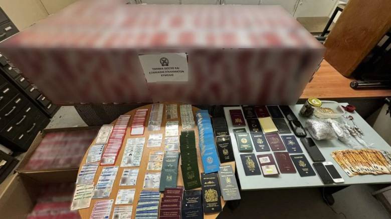 Πάνω από 8.000 λαθραία πακέτα τσιγάρων είχε στο σπίτι του στην Κυψέλη 28χρονος