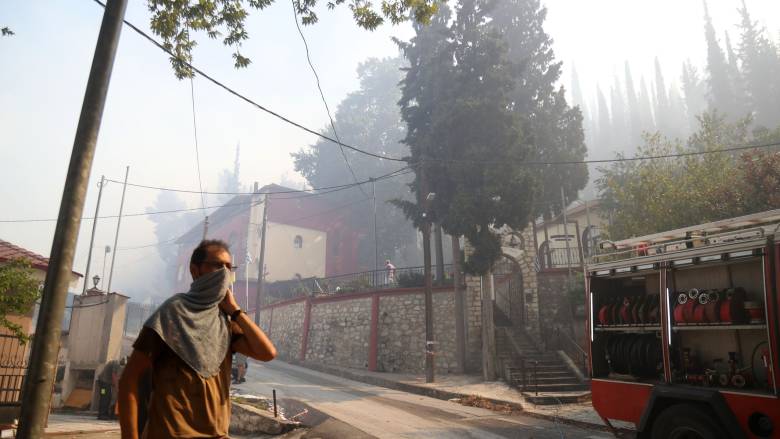 Φωτιά στο Δερβένι: «Μισή ανάσα από τα σπίτια» το πύρινο μέτωπο λέει ο πρόεδρος κοινότητας Λητής