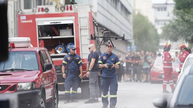 Πετράλωνα: Drone συνδράμει στις έρευνες στα ερείπια του κτηρίου