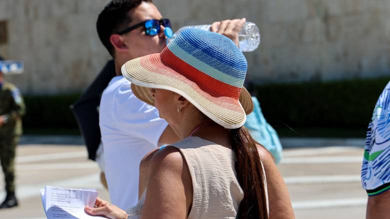 Καιρός: «Επιμένει» μέχρι την Πέμπτη η ζέστη - Μπουρίνια, 38άρια και μελτέμια τα επόμενα 24ωρα