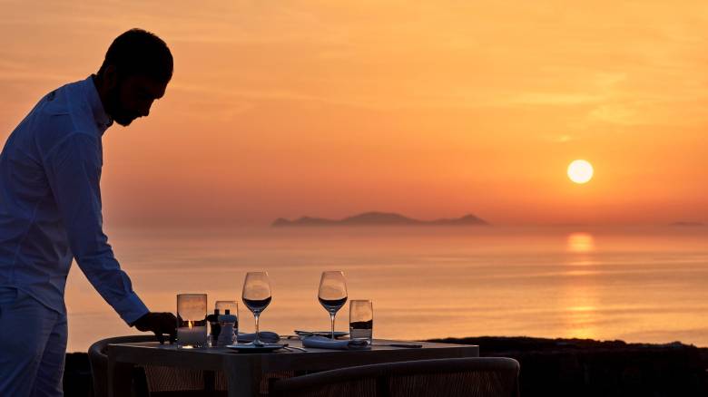 Luxury hospitality εμπειρίες υψηλών απαιτήσεων με φόντο το πιο διάσημο ηλιοβασίλεμα στον κόσμο