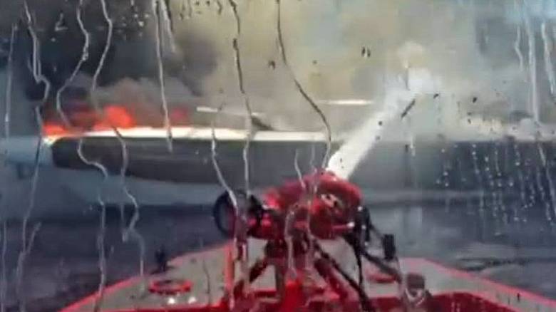 Συνελήφθη ο κυβερνήτης του σκάφους που πήρε φωτιά ανοιχτά της Βουλιαγμένης