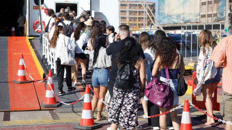 Φεύγουν για τα νησιά οι πρώτοι αδειούχοι του Ιουλίου - Με μεγάλες πληρότητες αναχωρούν τα πλοία