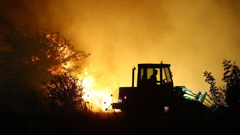 Φωτιά στο Ωραιόκαστρο: Εκκενώθηκε το Ίδρυμα Χρόνιων Παθήσεων - Πυροσβέστες στο νοσοκομείο