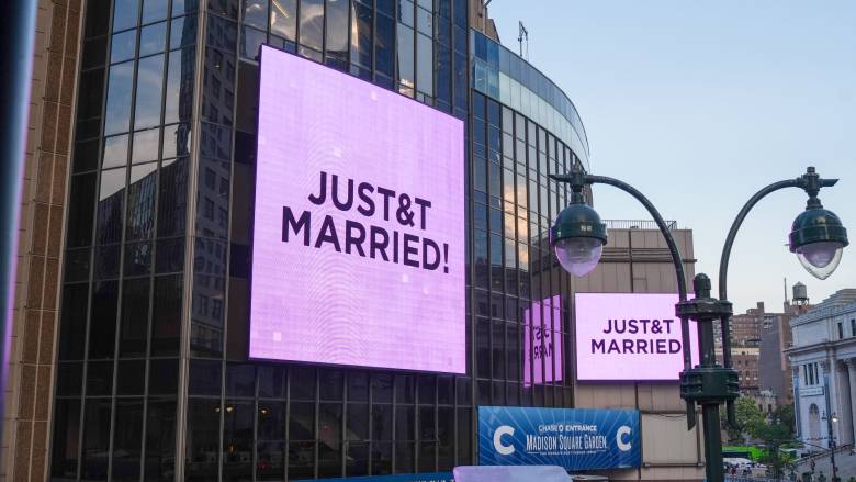 «Just married»: Παντρεύτηκαν οι Τείλορ Σουίφτ και Τράβις Κέλσι - Ο Άνταμ Σάντλερ τέλεσε το μυστήριο