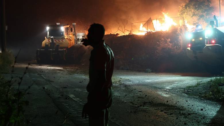 Φωτιά στο Ωραιόκαστρο: Στο νοσοκομείο δύο Πυροσβέστες με αναπνευστικά προβλήματα