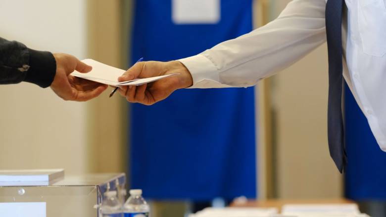 MRB: Τι δείχνουν οι τάσεις - Προβάδισμα ΝΔ, «κλειδώνει» δεύτερος ο Τσίπρας και επτακομματική Βουλή